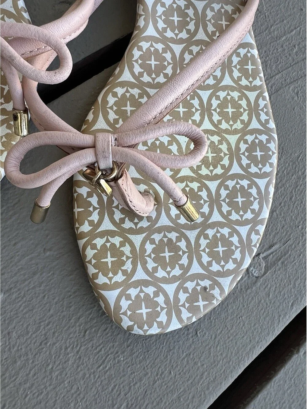 Kate Spade Sandals Women’s 6M Mistic Bow Flat Thong Sandals Beige Golden Charm.